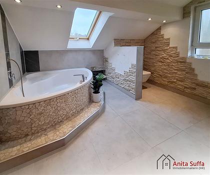 Großzügiges Zweifamilienhaus mit Maisonettewohnung und weitläufigem Garten
