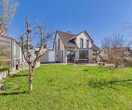 Hier fühlt sich die Familie wohl, neuwertiges Anwesen mit herrlichem Garten