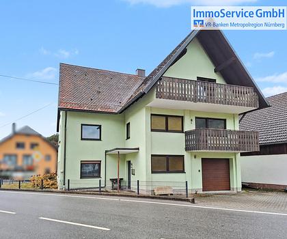 Renovierungsbedürftiges Zweifamilienhaus mit Einliegerwohnung, Garten und 2 Stellplätzen