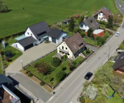 Sanierungsbedürftiges Ein- oder Zweifamilienhaus mit Doppelgarage in Unterferrieden