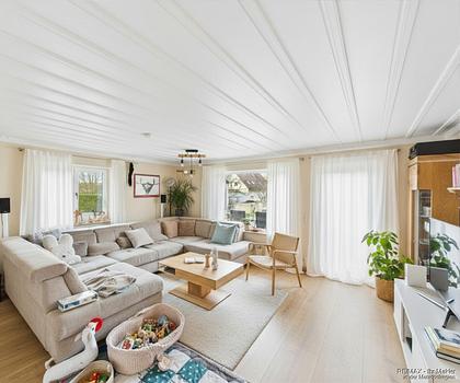 Großzügiges Zweifamilienhaus mit Garten und Garage in ruhiger Lage