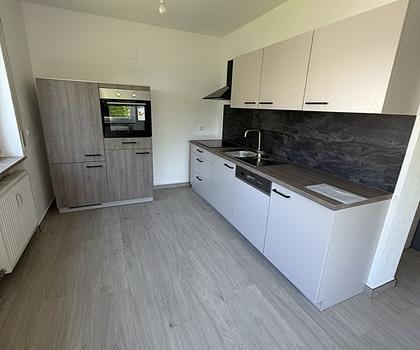 Helle neu renovierte 4- Zimmer Wohnung inkl neuer EBK mit Terrasse 