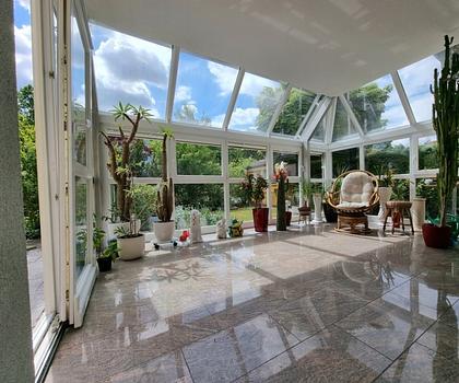 Modernisierte Doppelhaushälfte 
mit Wintergarten und Galerie sowie 2 Garagen