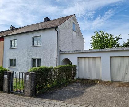 Stattliche DHH mit großem Grundstück und zwei Garagen...