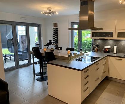 Moderne Komfort- Wohnung mit Terrasse 
und TG - Stellplatz ...