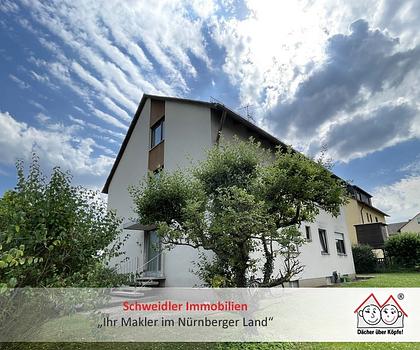 Schönes 3-Familienhaus in Veitsbronn: Gepflegte Kapitalanlage mit zwei Garagen und Gartengrundstück 
