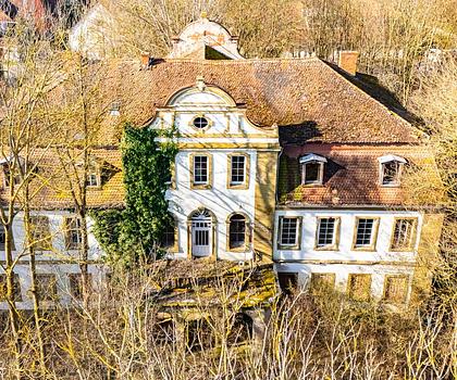HEGERICH: Denkmalgeschütztes Schloss mit großem Potential in Illesheim